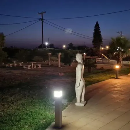 Garden Image מלון